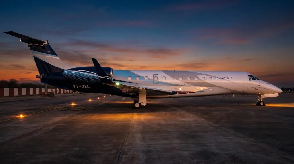 Legacy 600 Tarmac Night Shot